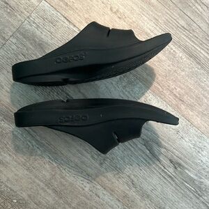 Oofos women’s sandals black size 7. Pre-owned in good condition.